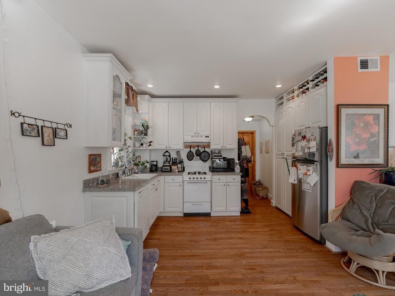 1108 Locust St #3rdFL - Photo 5 of 8