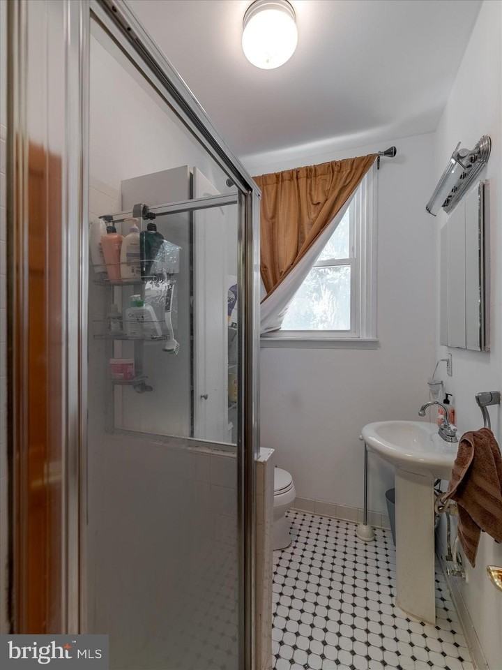 1108 Locust St #3rdFL - Photo 7 of 8