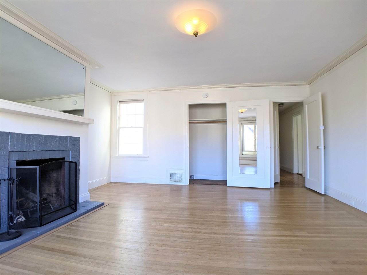 2128 Bay St - Photo 4 of 10