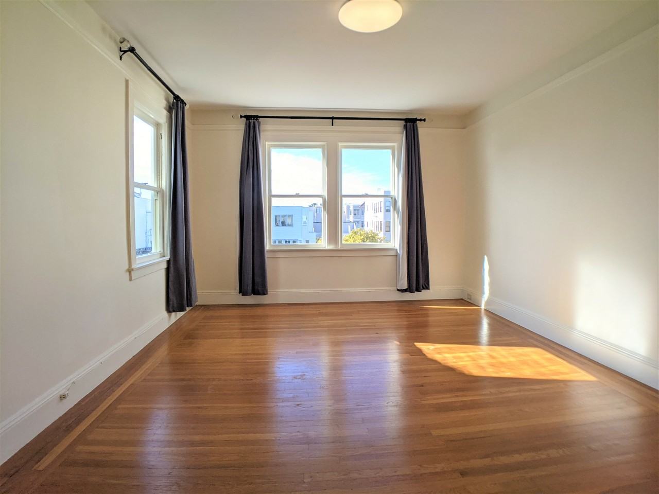 2128 Bay St - Photo 5 of 10