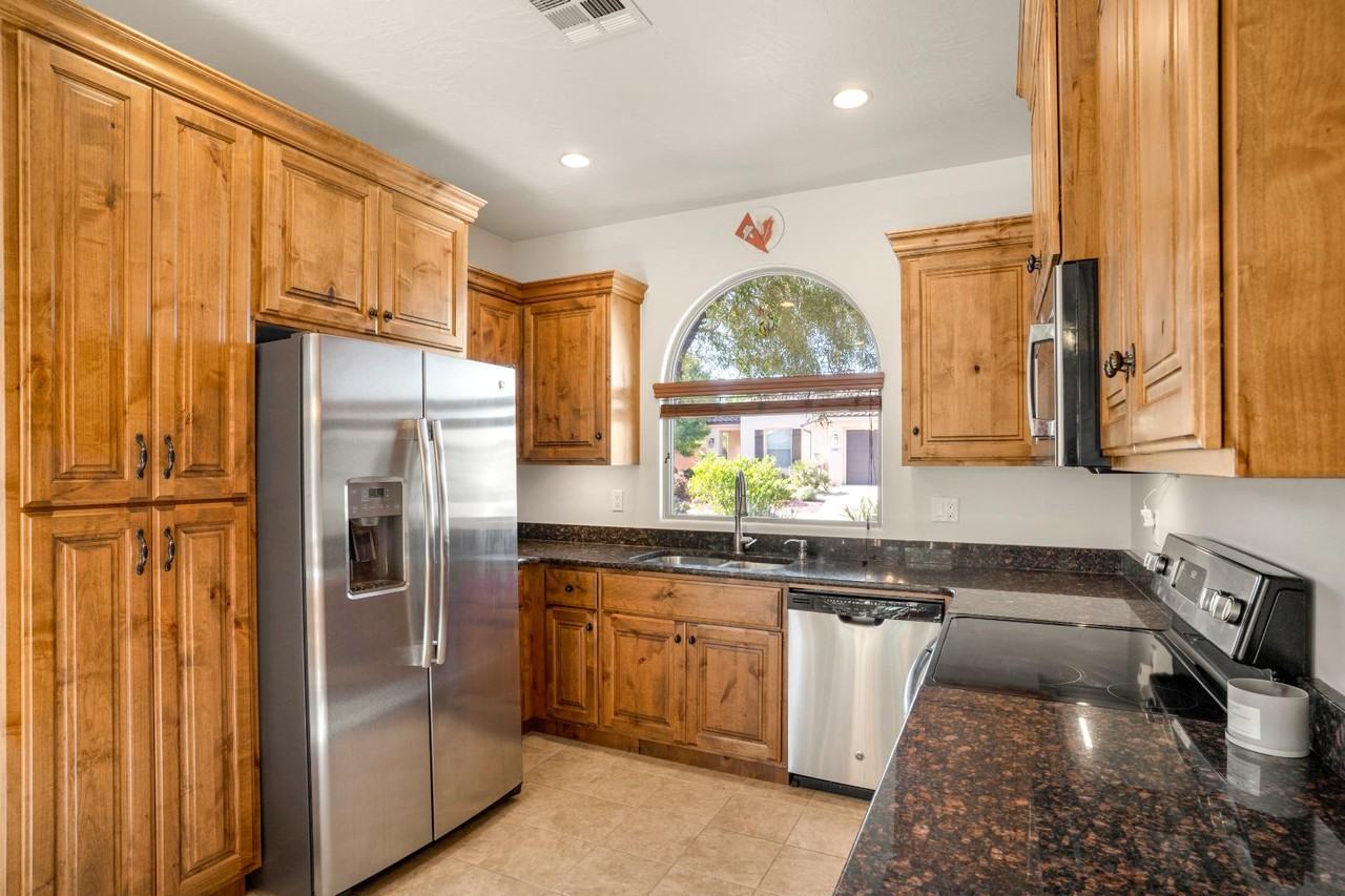 239 W Peridot Dr - Photo 5 of 20