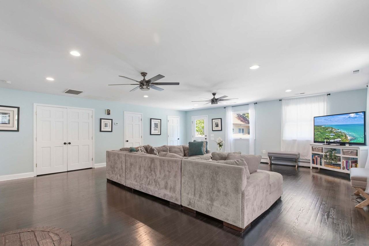 14386 Calvert St #1363916P - Photo 3 of 36