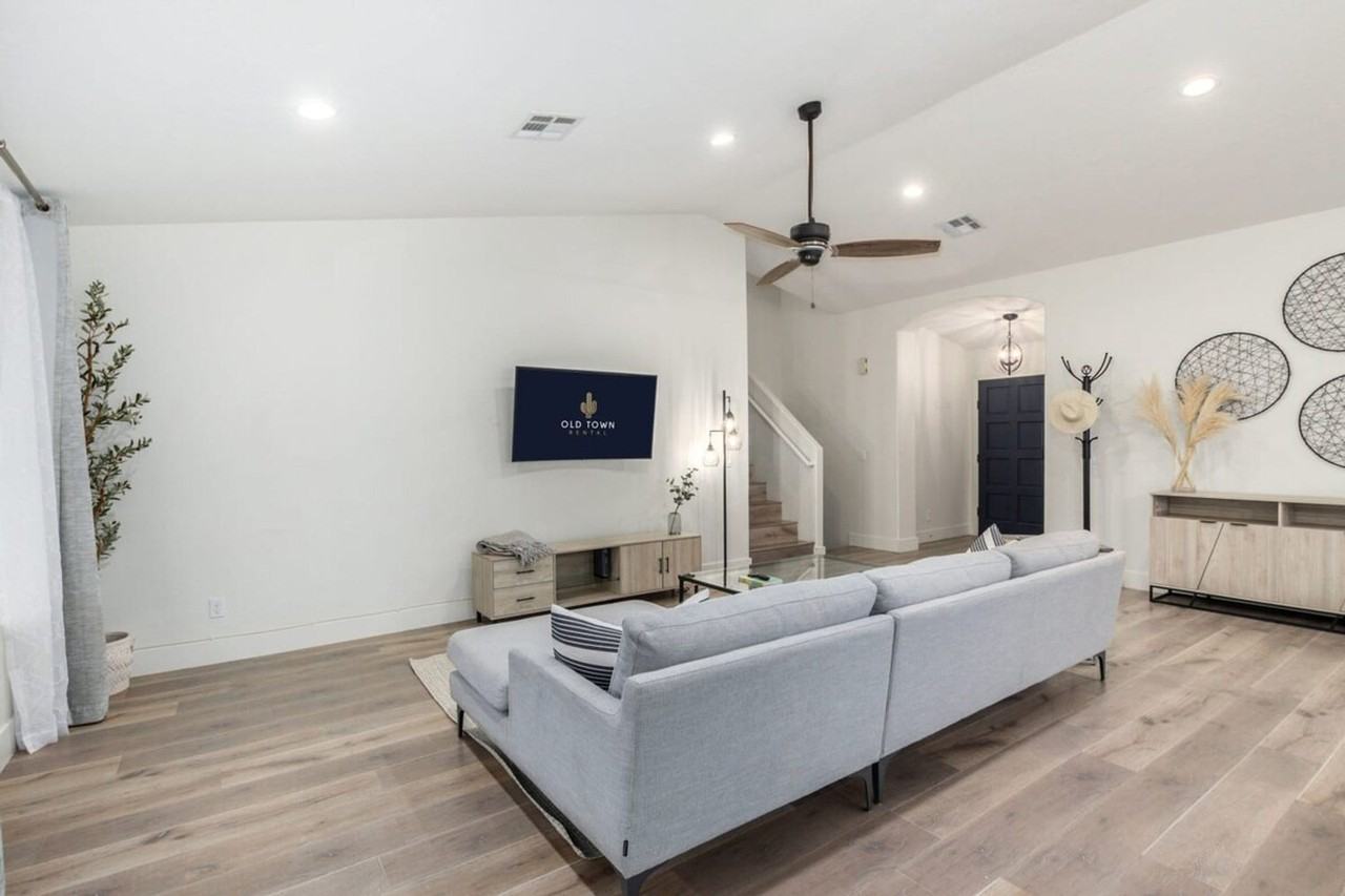 2562 E Lynwood St #1558611P - Photo 4 of 30