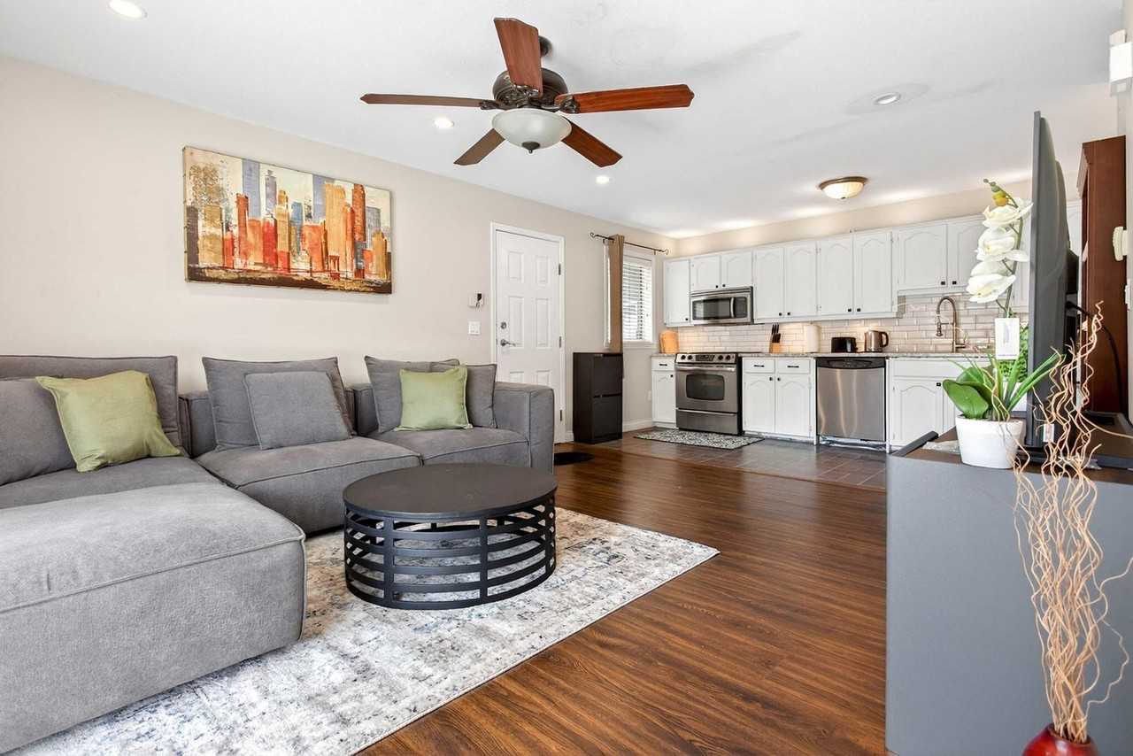8470 142a St #1569585P - Photo 5 of 44