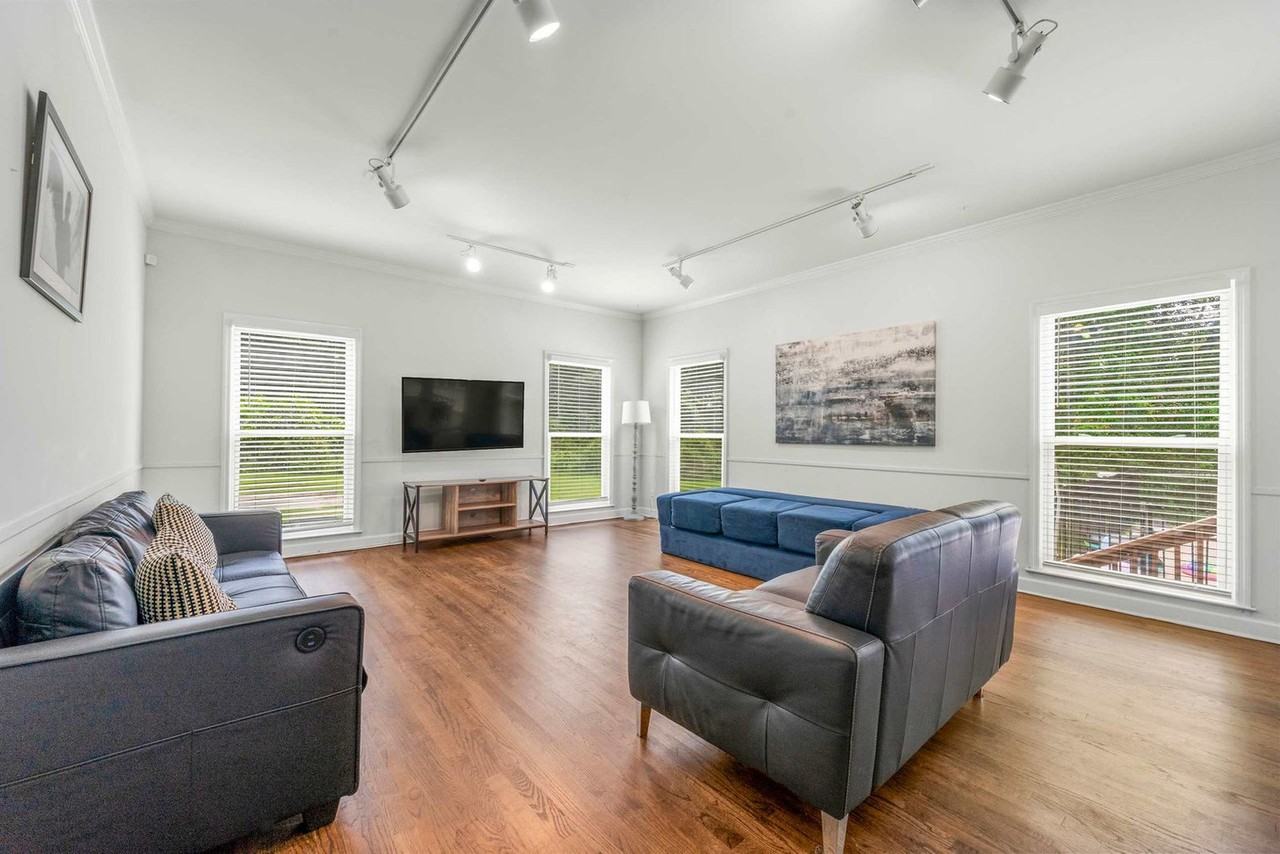 6043 Giles Rd #1569852P - Photo 6 of 50