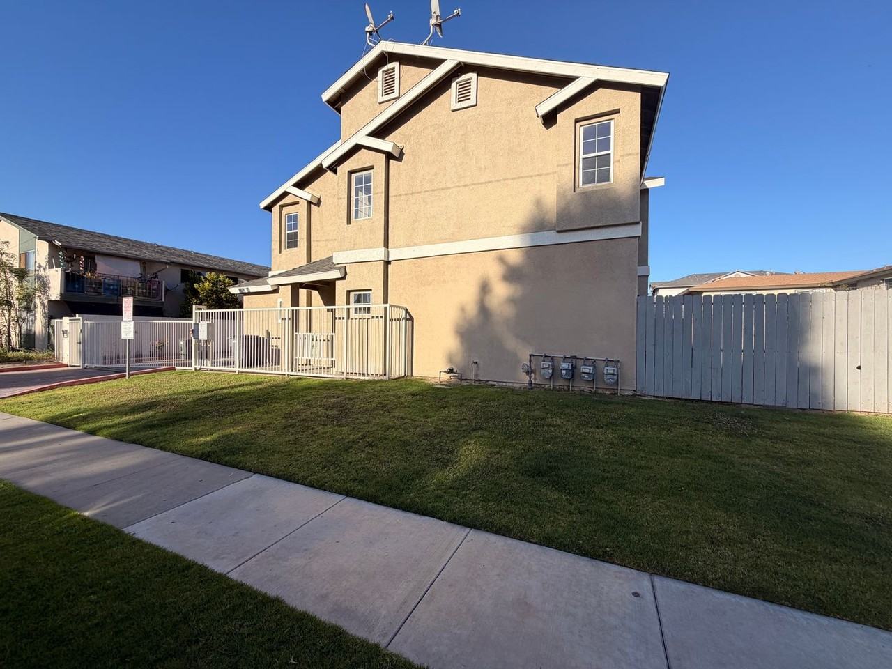 5762 Rostrata Ave - Photo 4 of 41
