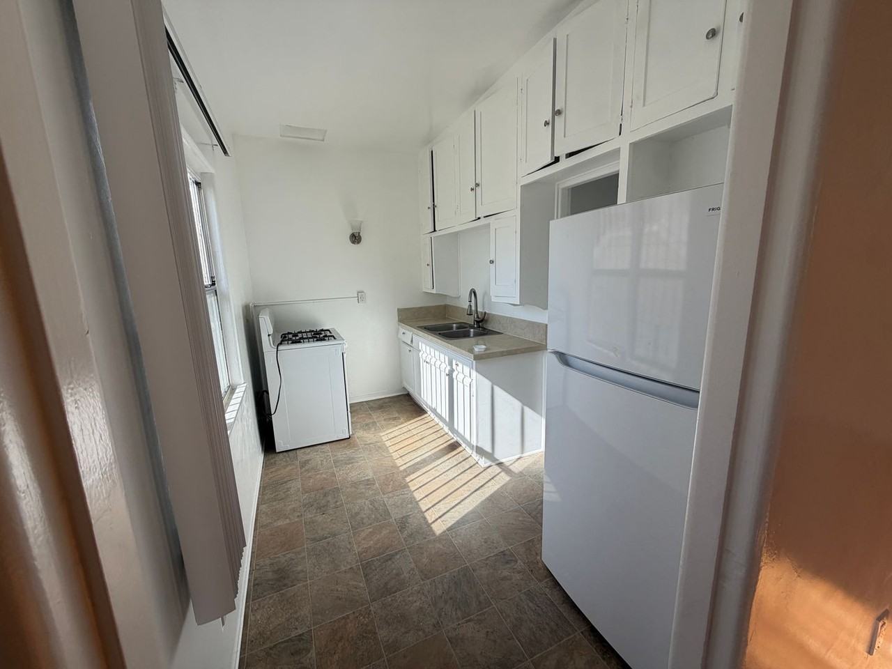 2335 Miramar St - Photo 3 of 9