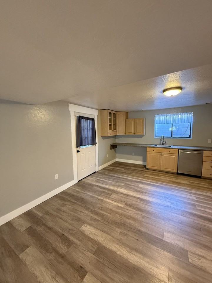 320 N 400 E - Photo 2 of 6
