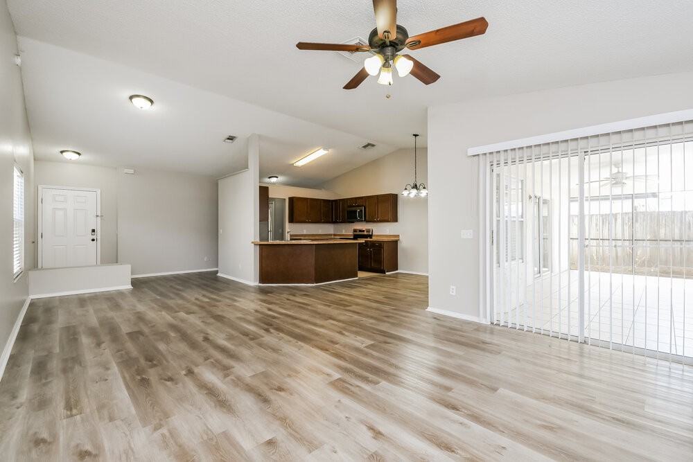 8661 Wellington Loop - Photo 5 of 16