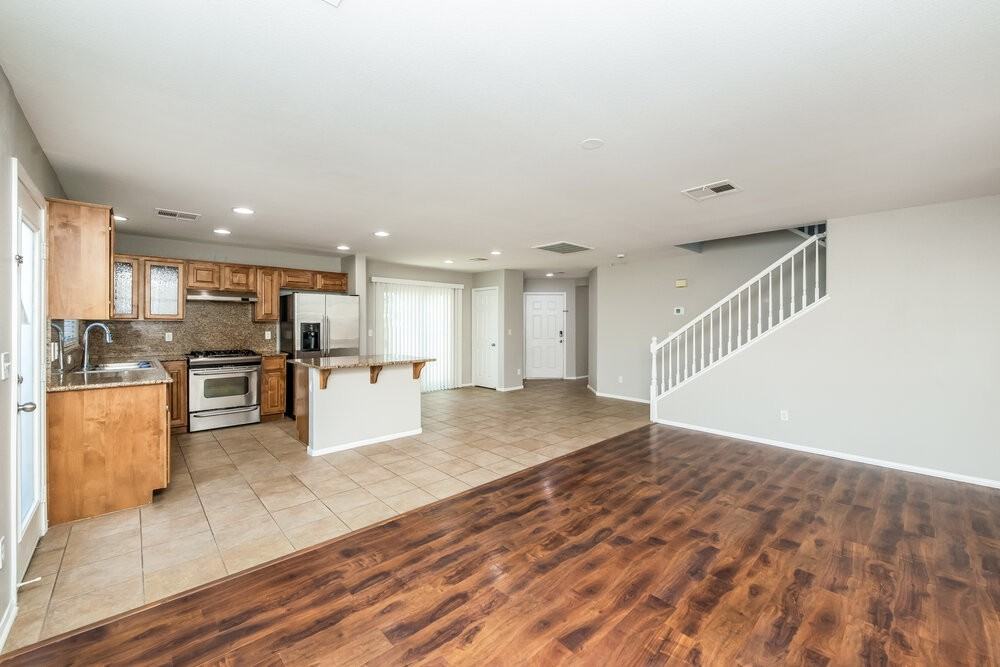 8437 Spencer Canyon St - Photo 4 of 17