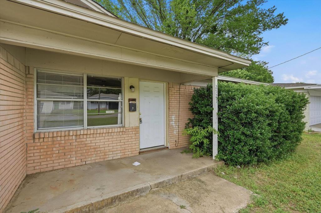 2521 N Hickory St - Photo 4 of 26