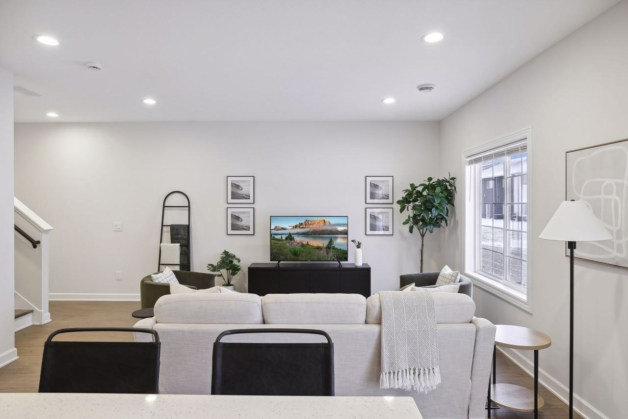 615 Ashton Street - Photo 5 of 37