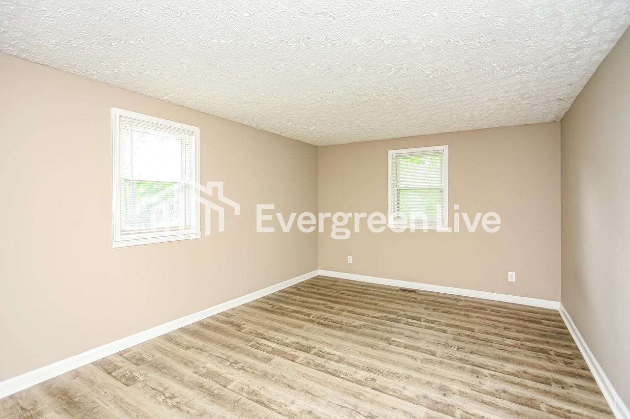 10446 Chris Dr - Photo 5 of 15