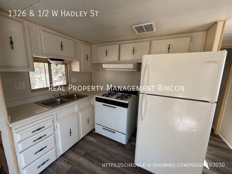 1326 1326 & 1/2 W Hadley St - Photo 3 of 7