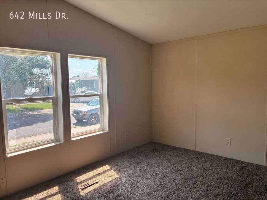 642 Mills Dr - Photo 3 of 3
