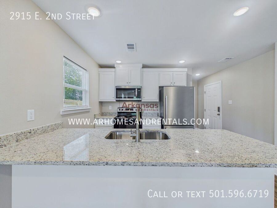 2915 E 2nd St - Photo 4 of 14
