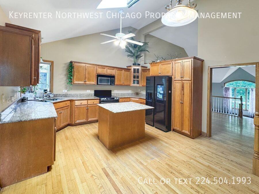 160 Lincoln St - Photo 3 of 30