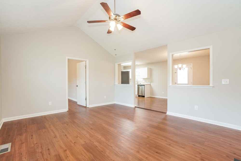 581 Woodcrest Dr - Photo 3 of 16