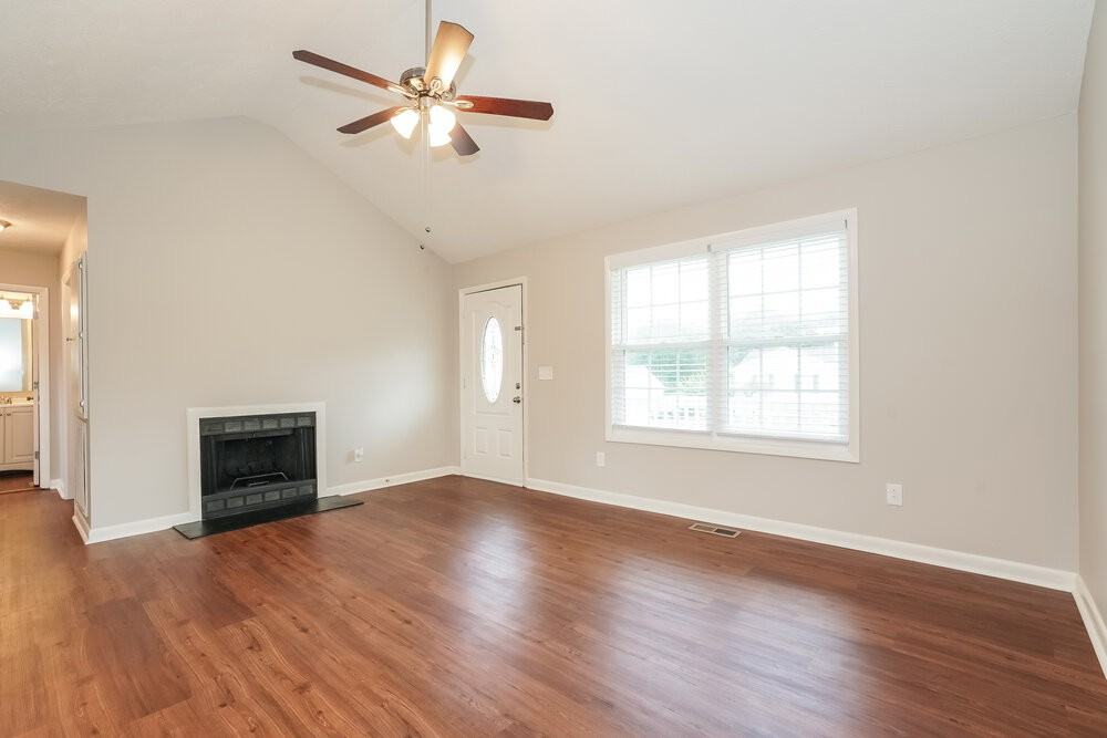 581 Woodcrest Dr - Photo 4 of 16