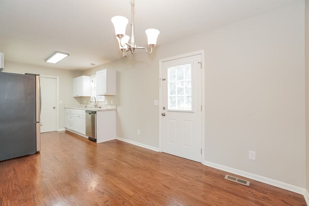 581 Woodcrest Dr - Photo 5 of 16