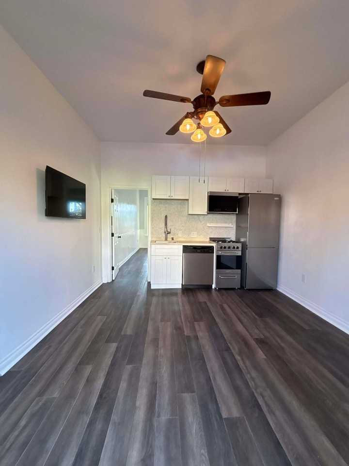 905 20th St #4 - Photo 2 of 10