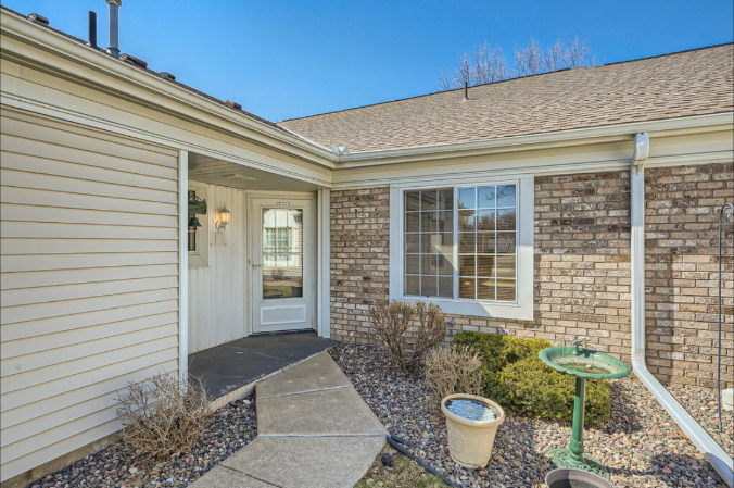 9427 Prairieview Trl N - Photo 2 of 19