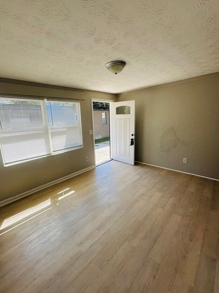 1657 Union St W #1 - Photo 7 of 18