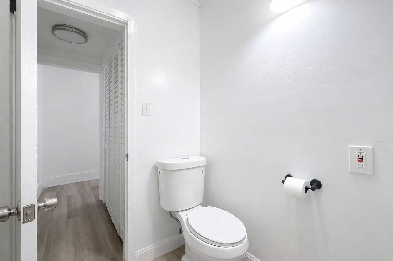 842 W 31st St #1 - Photo 4 of 10