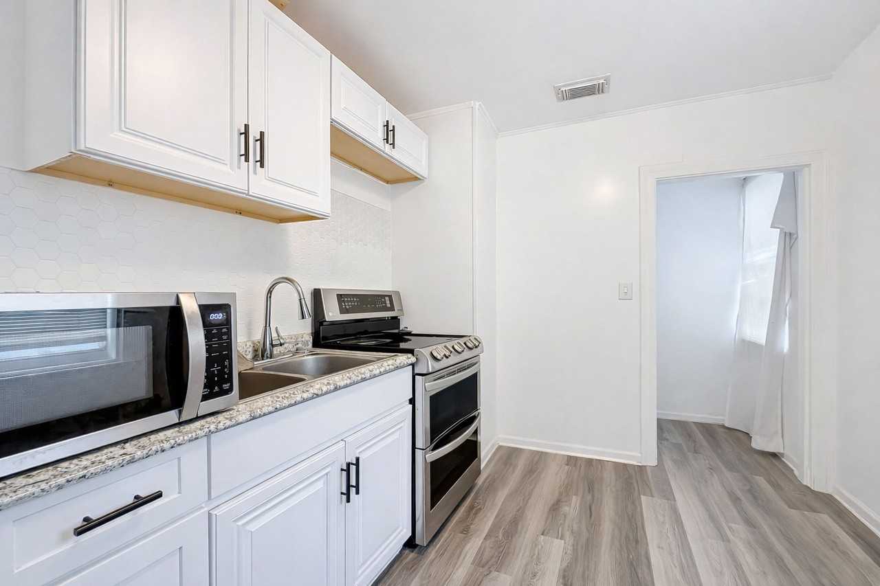 842 W 31st St #1 - Photo 7 of 10