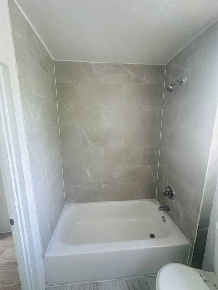 1776 Spires Ave #2UPSTAIRS - Photo 4 of 20