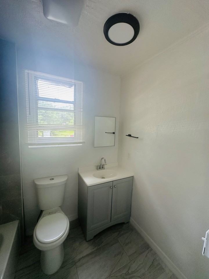 1776 Spires Ave #2UPSTAIRS - Photo 5 of 20