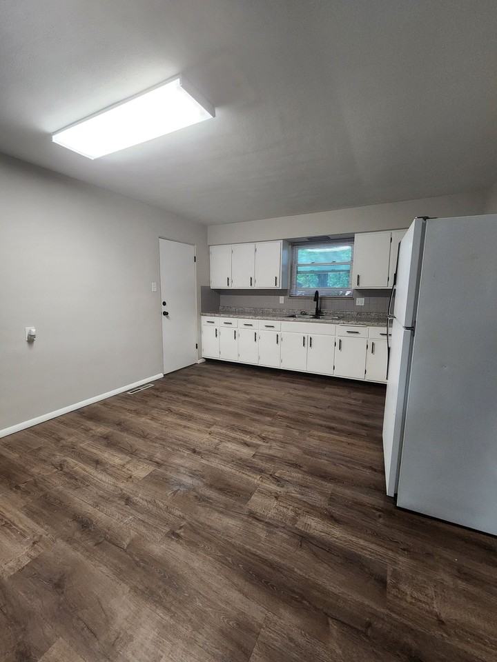 922 S 74th St - Photo 3 of 27