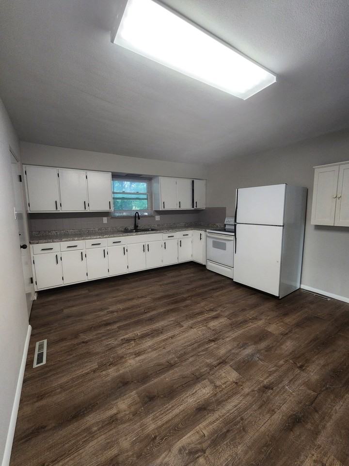 922 S 74th St - Photo 4 of 27