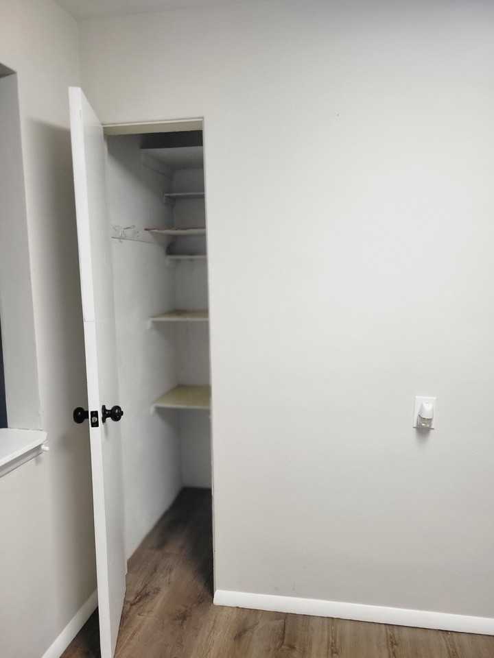 922 S 74th St - Photo 5 of 27