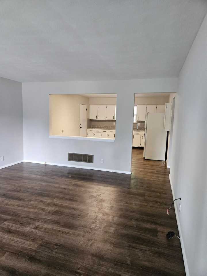 922 S 74th St - Photo 7 of 27