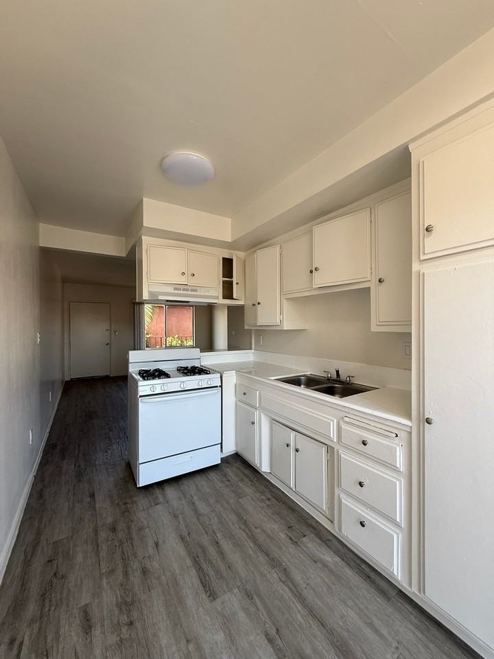 14026 Paramount Blvd #11 - Photo 5 of 19