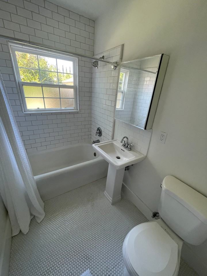 425 41st St - Photo 2 of 11