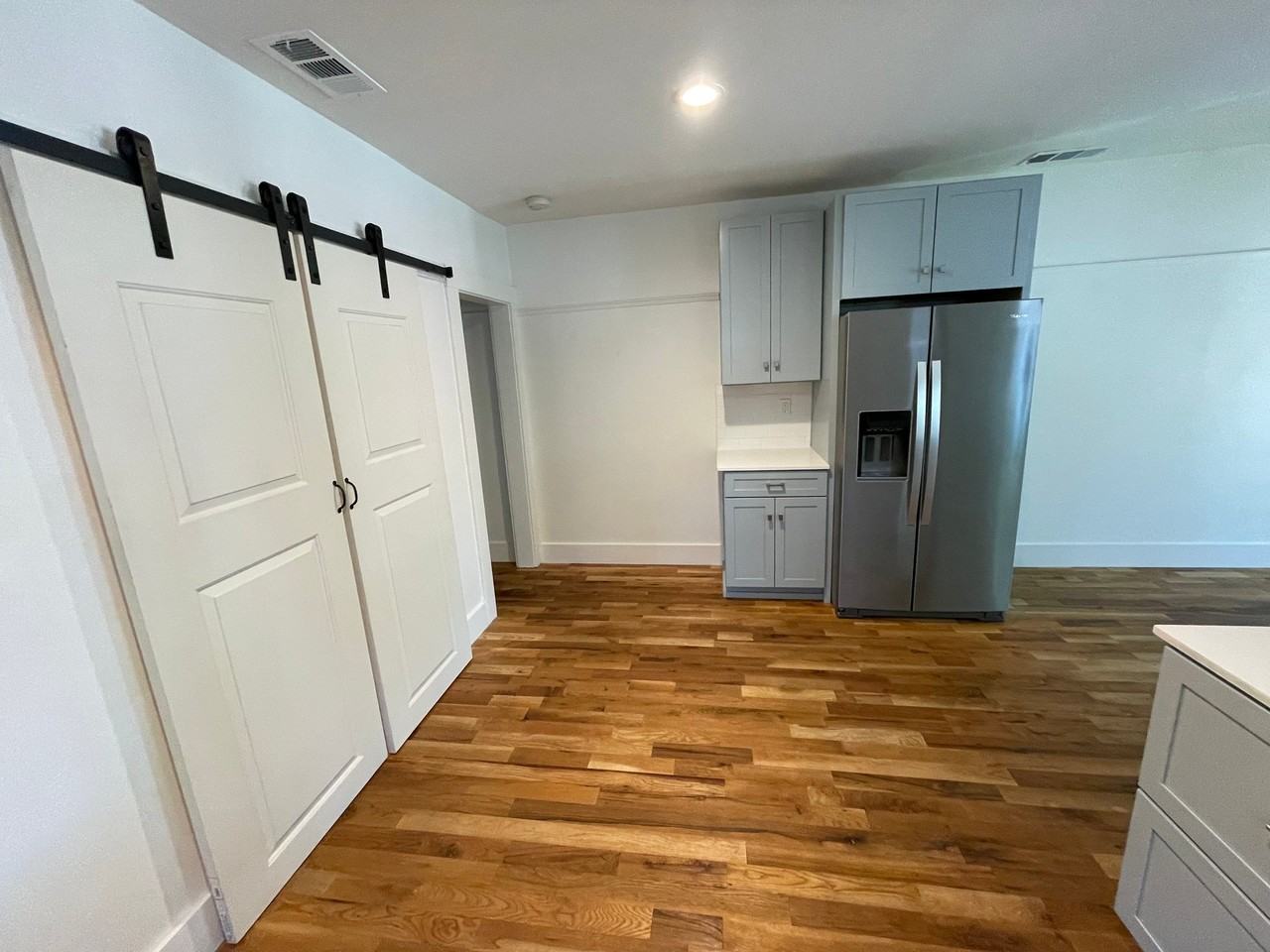 425 41st St - Photo 5 of 11