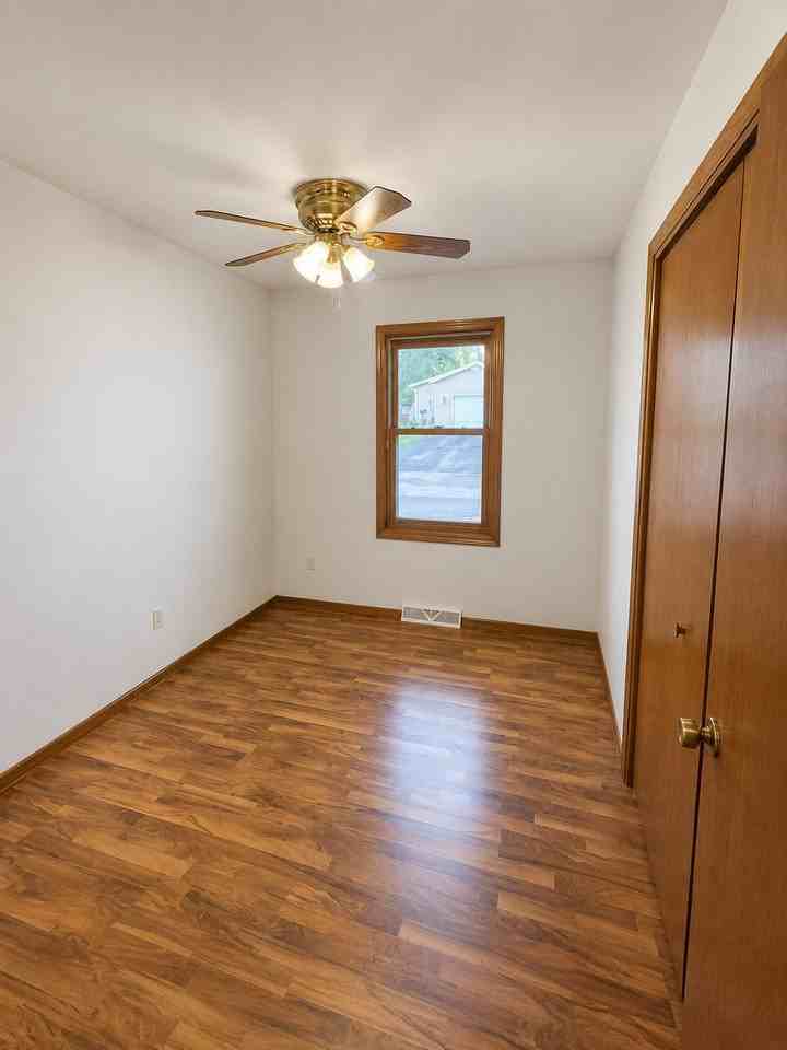 1128 Lyndon St - Photo 2 of 11