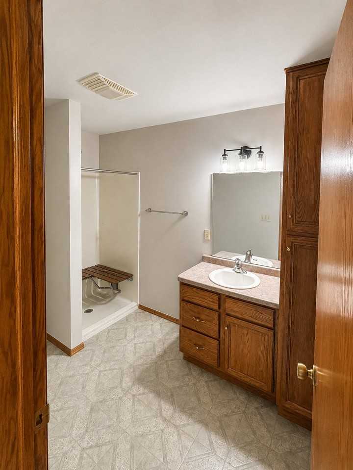 1128 Lyndon St - Photo 4 of 11