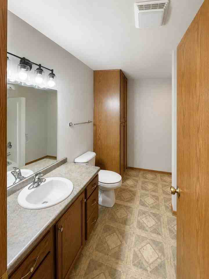 1128 Lyndon St - Photo 6 of 11