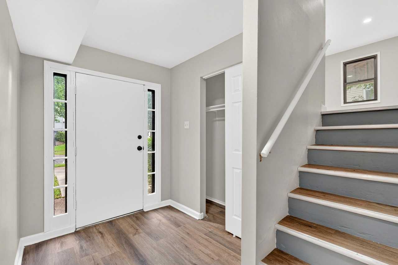 2390 Teakwood Manor Dr - Photo 3 of 20