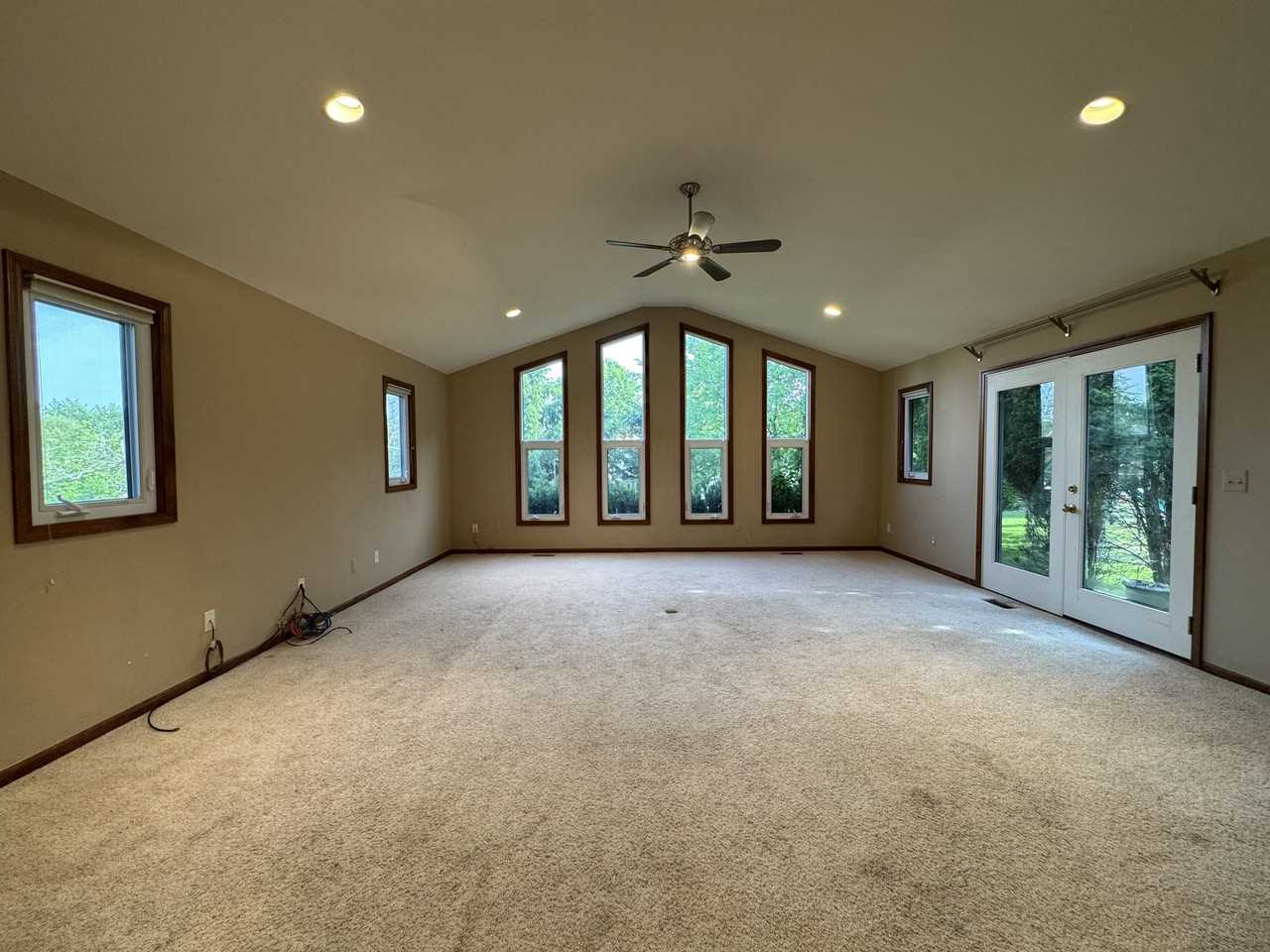 1947 N Fairview Ln - Photo 4 of 15