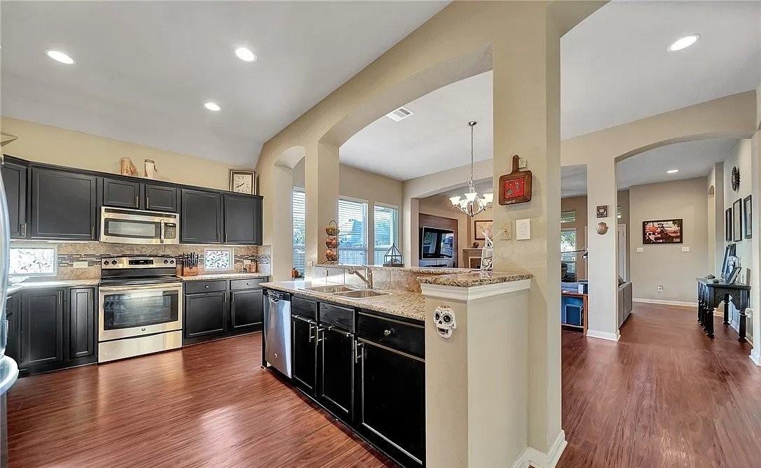 3701 Castleton Dr - Photo 6 of 20
