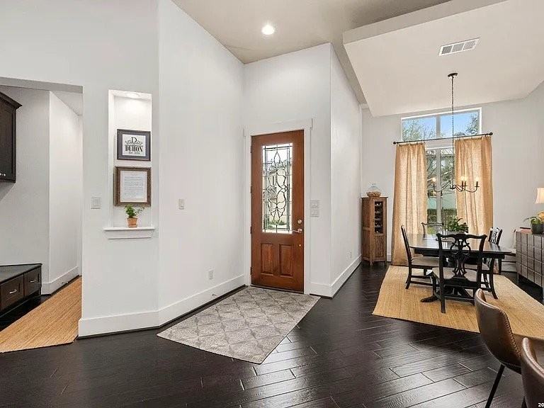 261 Brooktree Dr - Photo 2 of 6