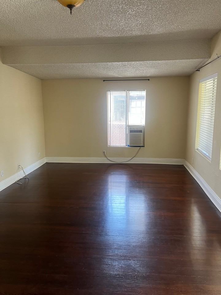 428 Cypress Ave - Photo 2 of 4