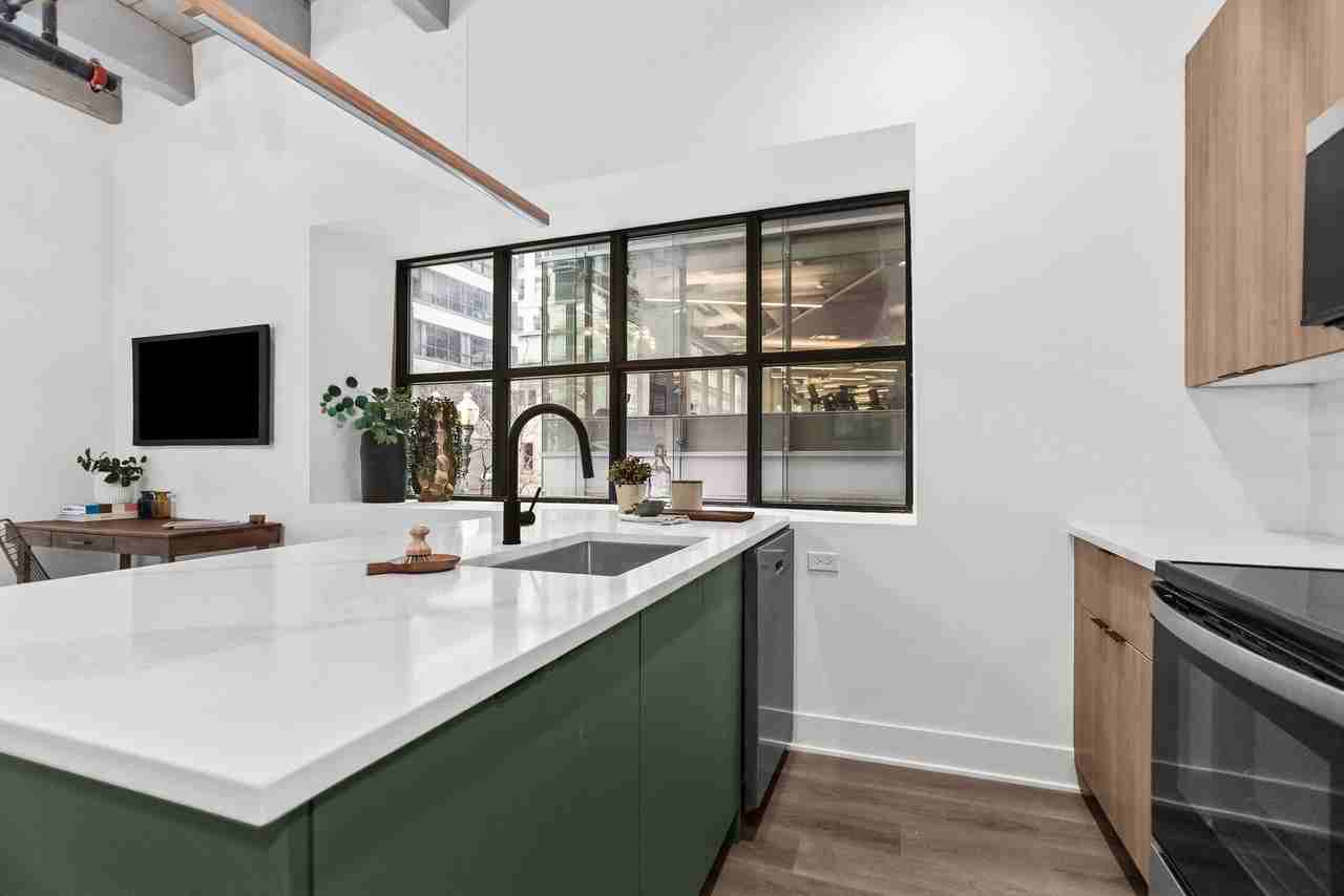 131 S Clinton St #603 - Photo 4 of 20