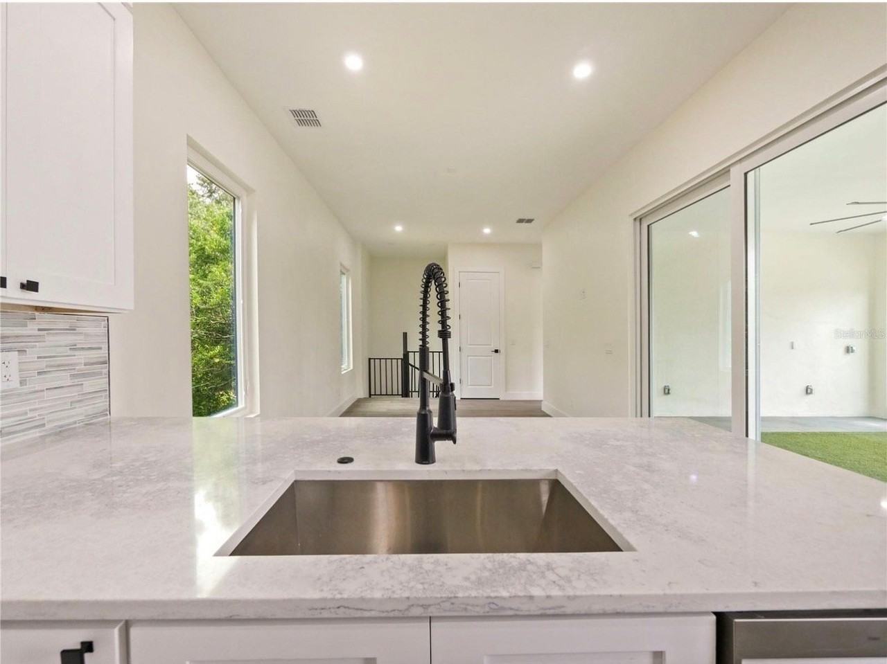 823 La Salle Ave - Photo 3 of 23