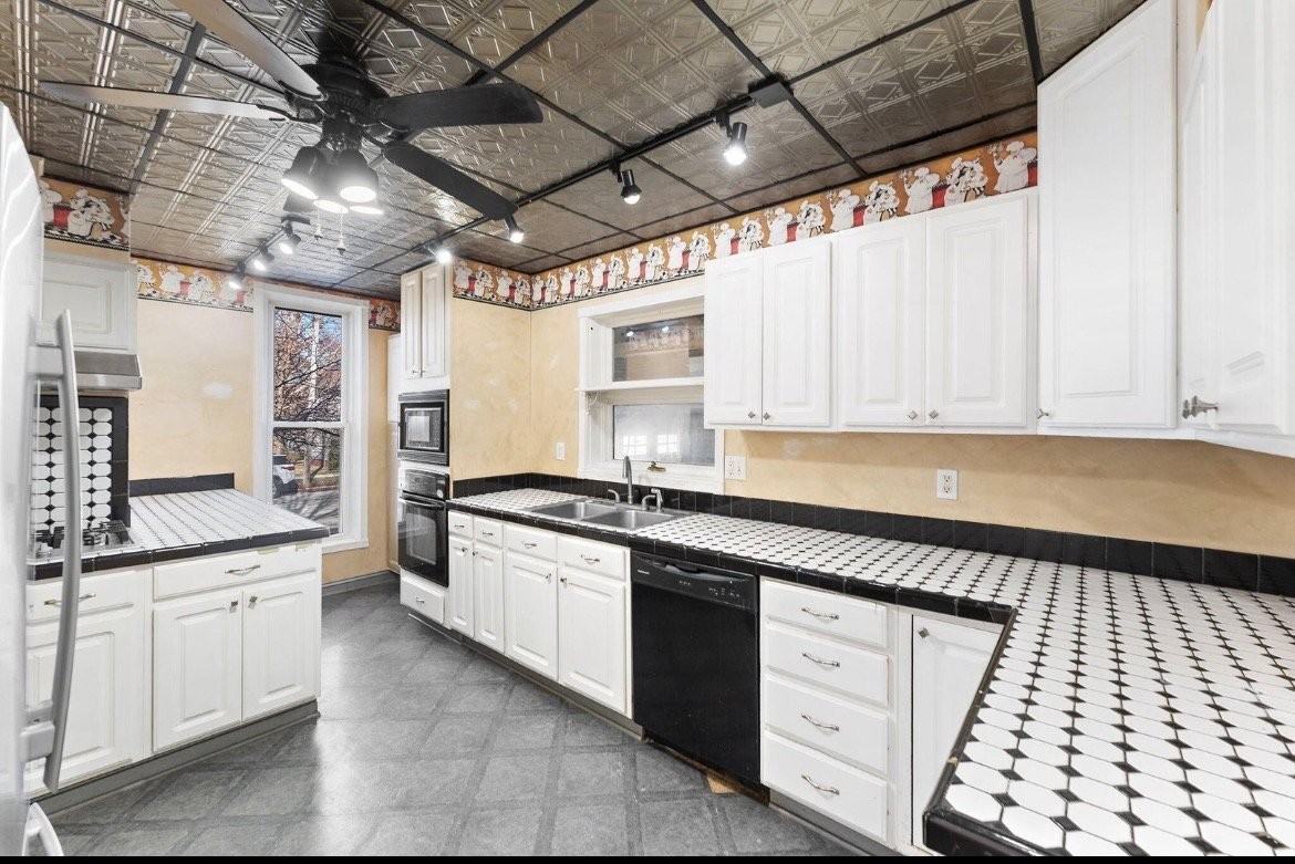557 Chicago St - Photo 2 of 3