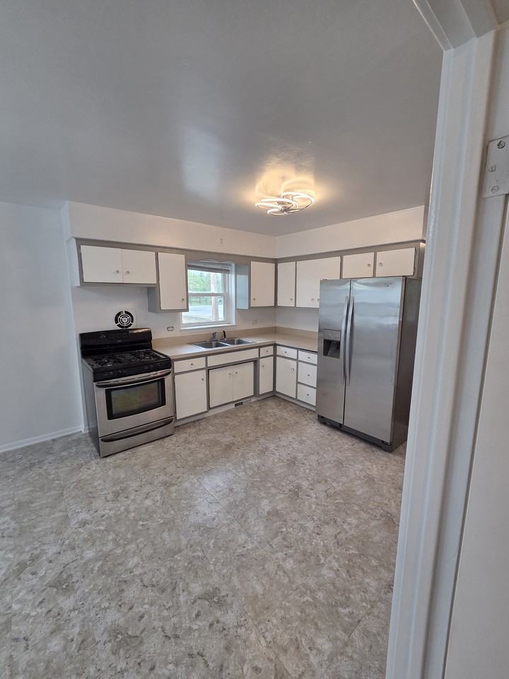 13810 S La Salle St #1 - Photo 4 of 9